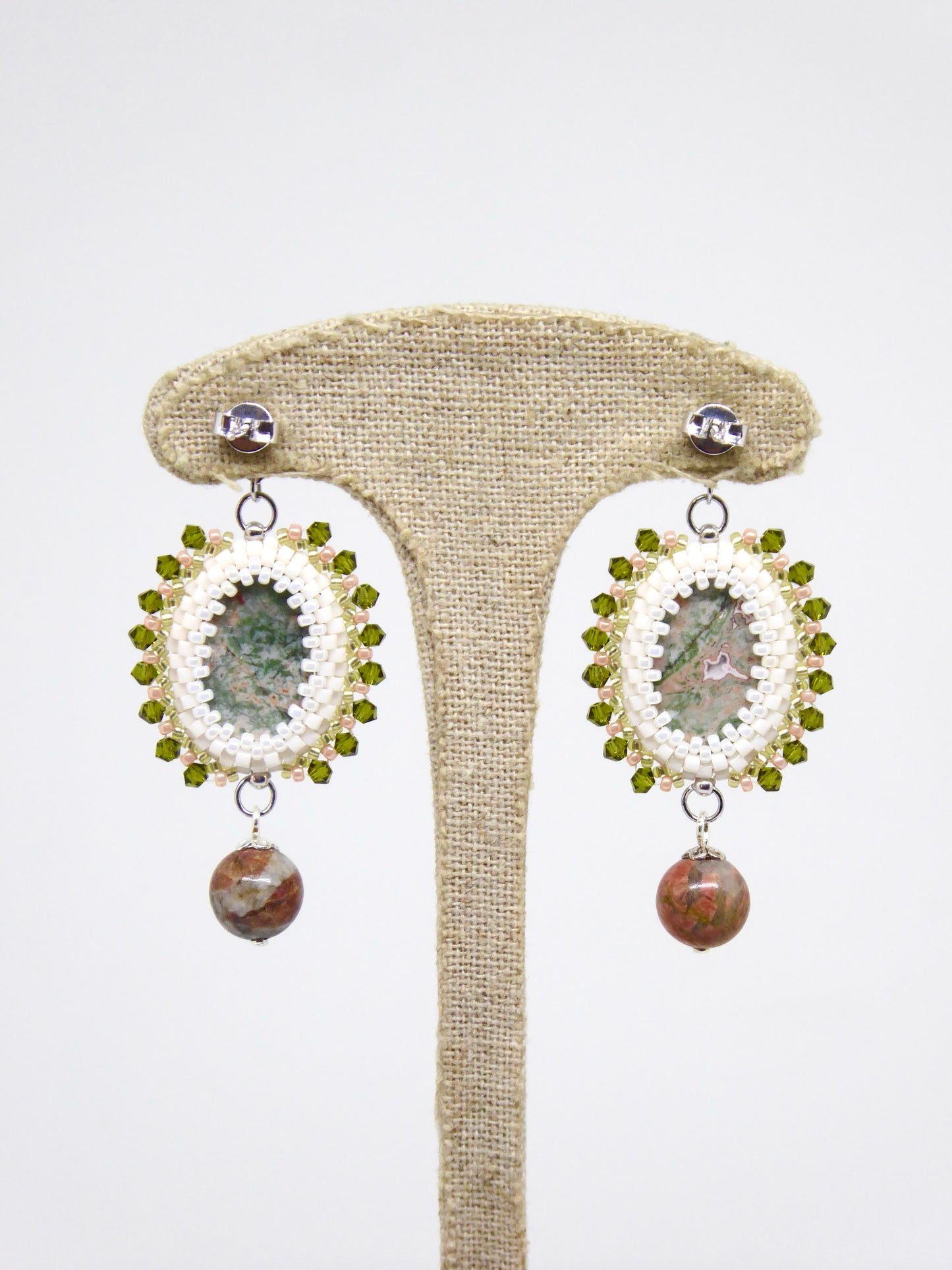 Verso boucles d'oreilles Hamnbourg - Tiss'Mé - sertissage pierre naturelle Jaspe vert rose - perles Miyuki