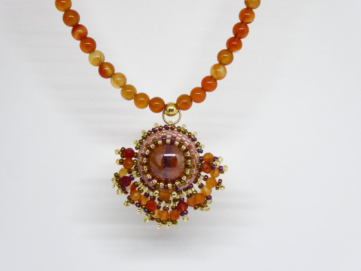 Zoom collier Grenade Tiss’Mé - pierres naturelles Sphalérite et Cornaline - tissage perles Miyuki - fabriqué à Paris