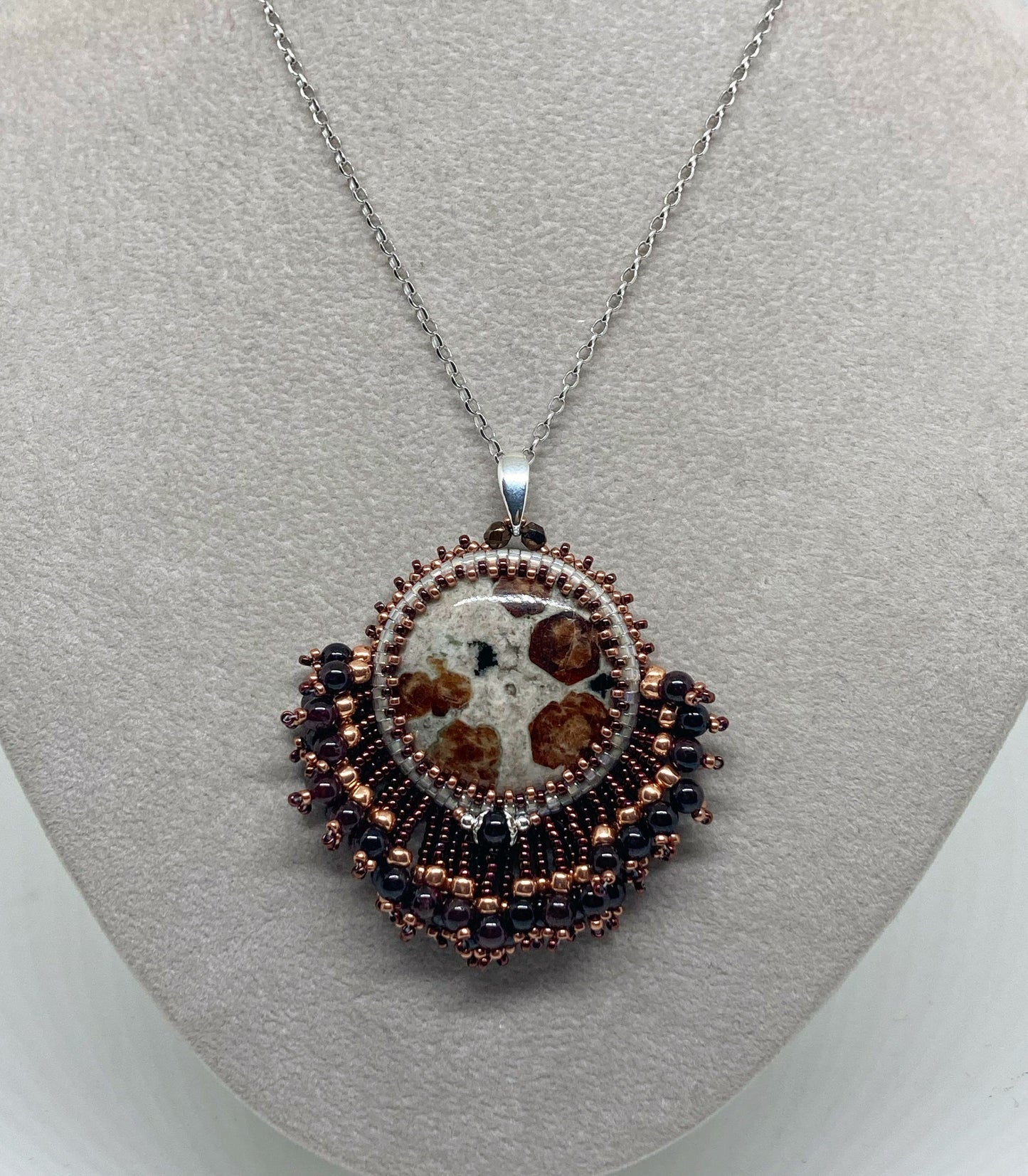 Collier Niamey Tiss’Mé - pierre naturelle Grenat sur marbre - tissage perles Miyuki - argent 925 - artisanat d'art