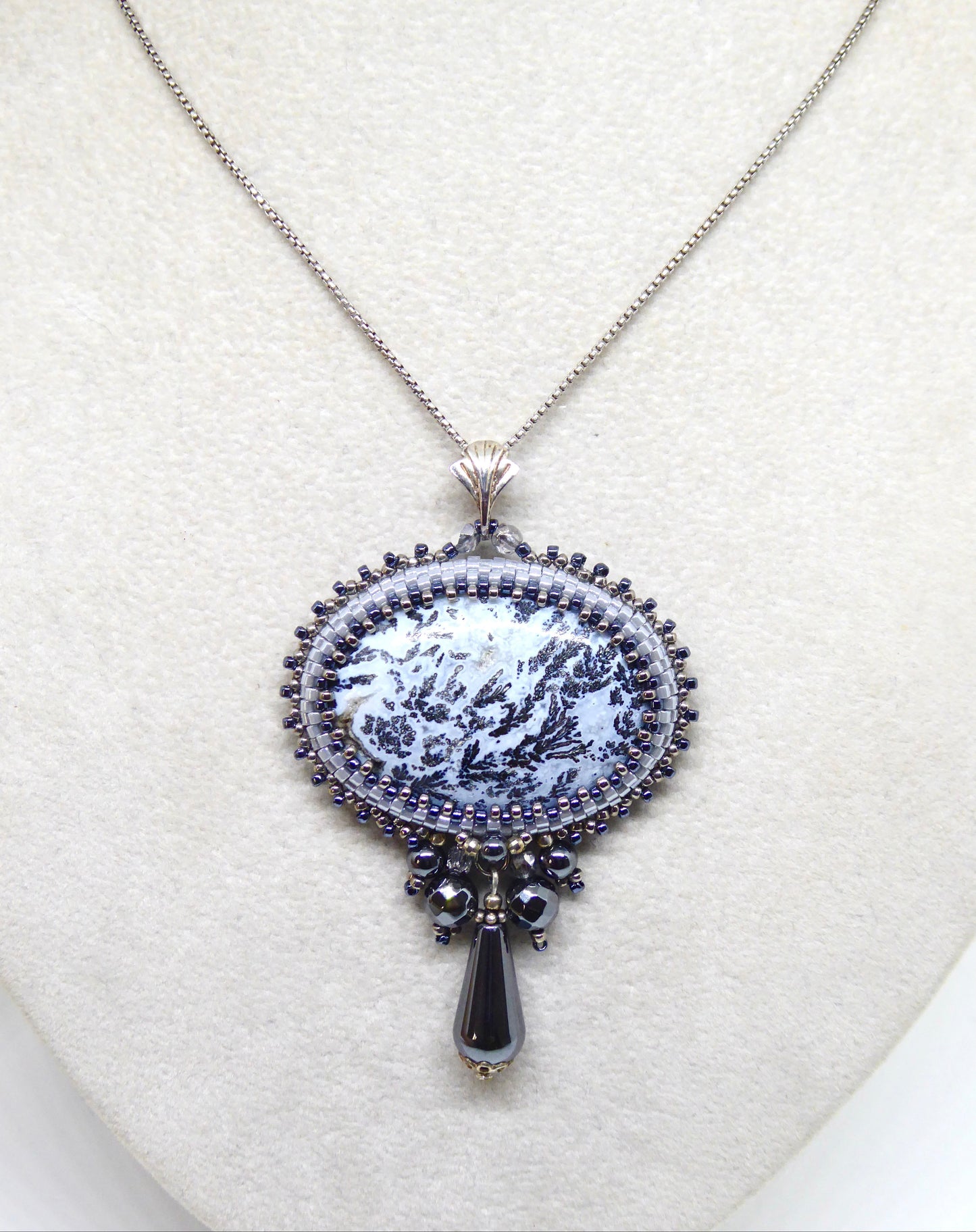 Collier Nipomo Tiss’Mé - pierre naturelle Agate blanche marcassite - tissage perles Miyuki - argent 925 - artisanat d'art