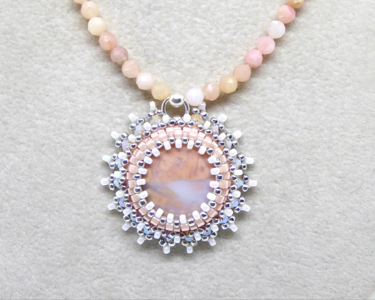 Zoom collier Pachuca Tiss’Mé - pierres naturelles Agate "coton" et Opale rose - tissage Miyuki - fait main à Paris