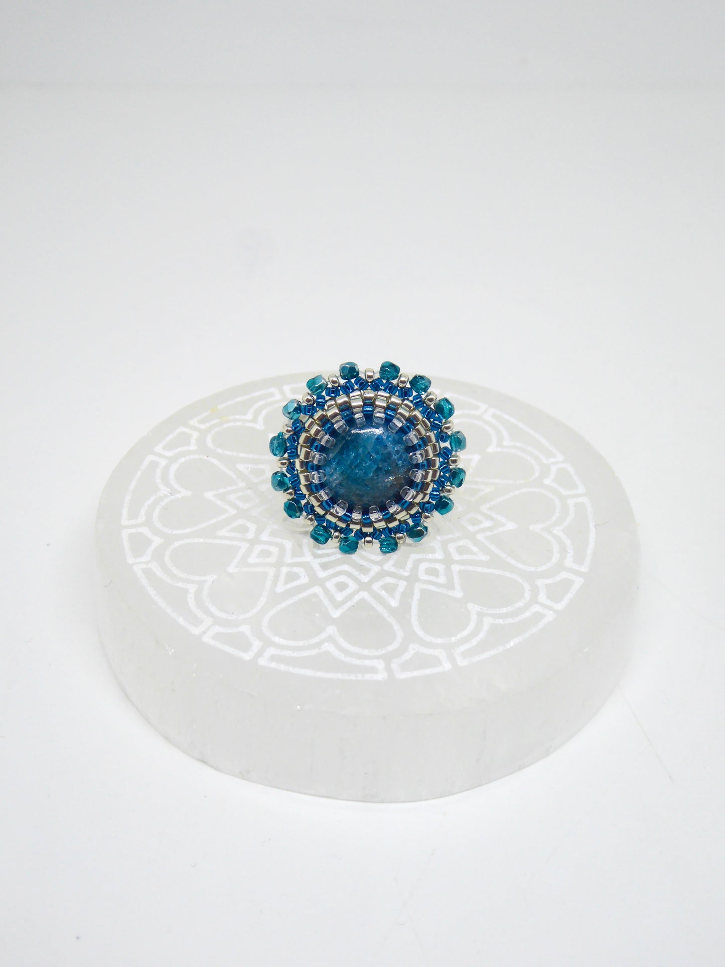 Détail bague Bermudes - pierre naturelle Apatite bleue - tissage perles Miyuki - artisanat d'art Tiss'Mé