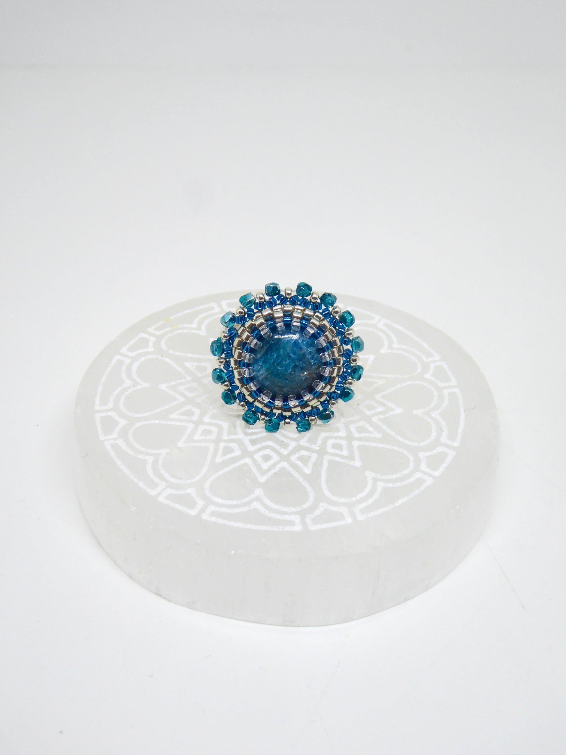 Détail bague Bermudes - pierre naturelle Apatite bleue - tissage perles Miyuki - artisanat d'art Tiss'Mé