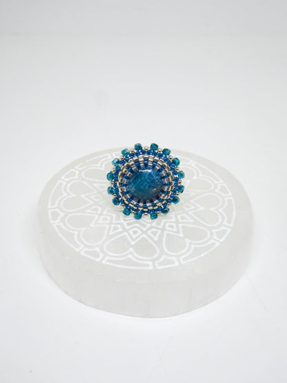Détail bague Bermudes - pierre naturelle Apatite bleue - tissage perles Miyuki - artisanat d'art Tiss'Mé
