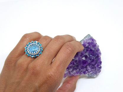 Bague Bermudes portée - Apatite bleue - bijou artisanal Paris -Tiss'Mé