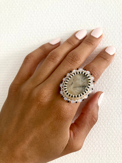 Bague Bourges portée - Quartz Tourmaline - bijou artisanal Paris -Tiss'Mé