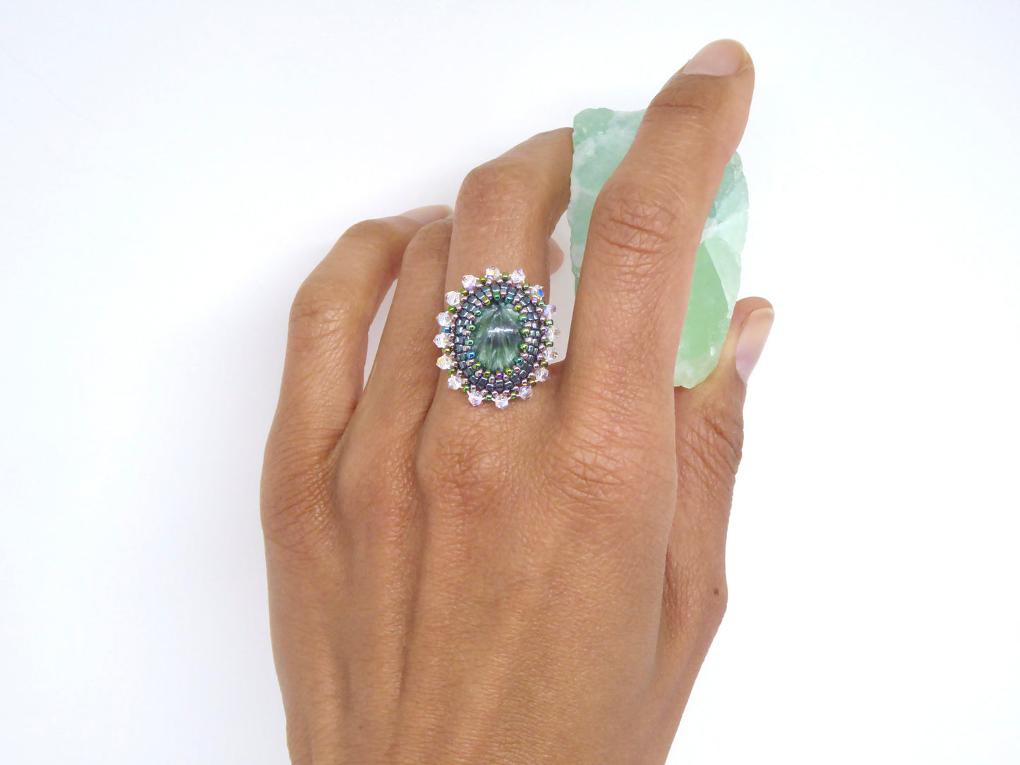Bague Moscou portée - Séraphinite - bijou artisanal Paris -Tiss'Mé