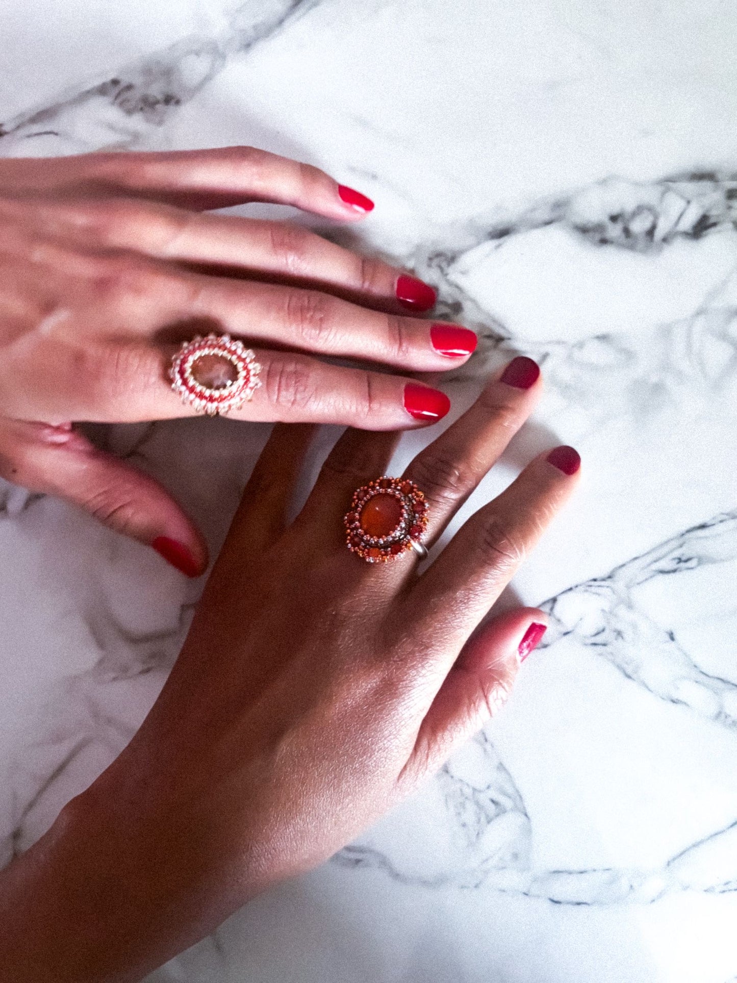 Bague New-Dehli portée - Cornaline - bijou artisanal Paris -Tiss'Mé