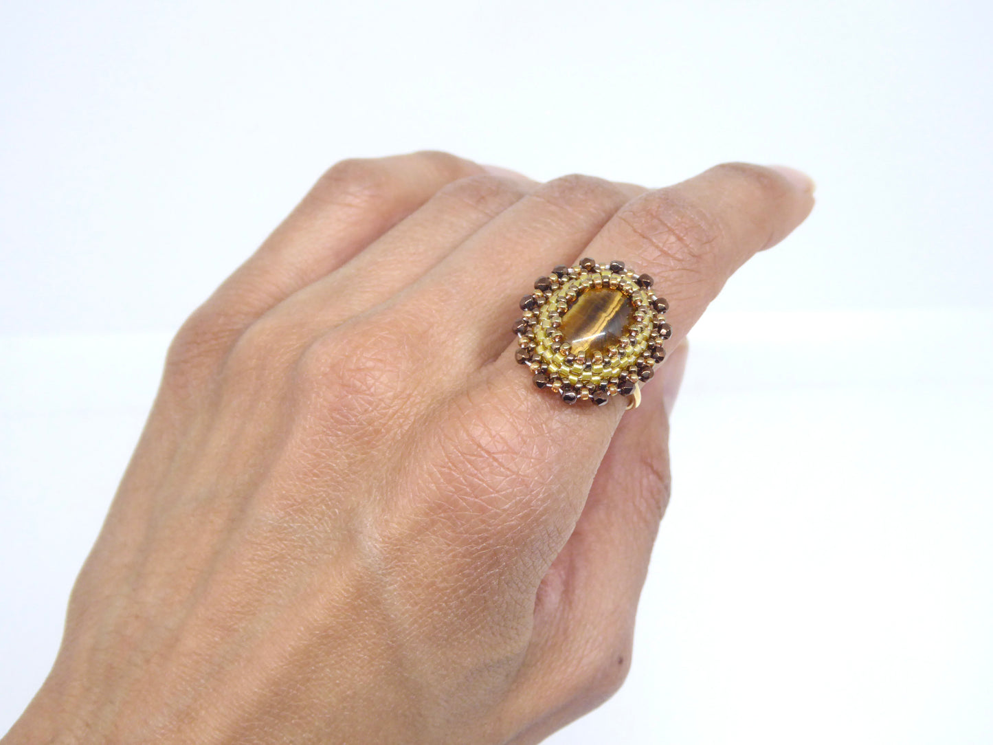 Bague Pondicherry portée - Oeil de Tigre - bijou artisanal Paris -Tiss'Mé