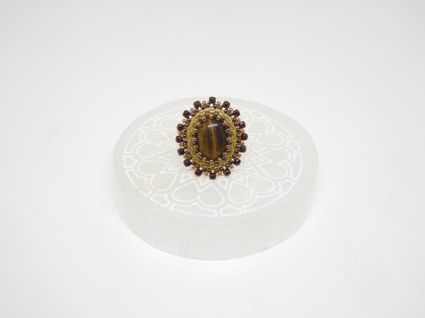 Détail bague Pondichery - pierre naturelle Oeil de tigre - tissage perles Miyuki - artisanat d'art Tiss'Mé