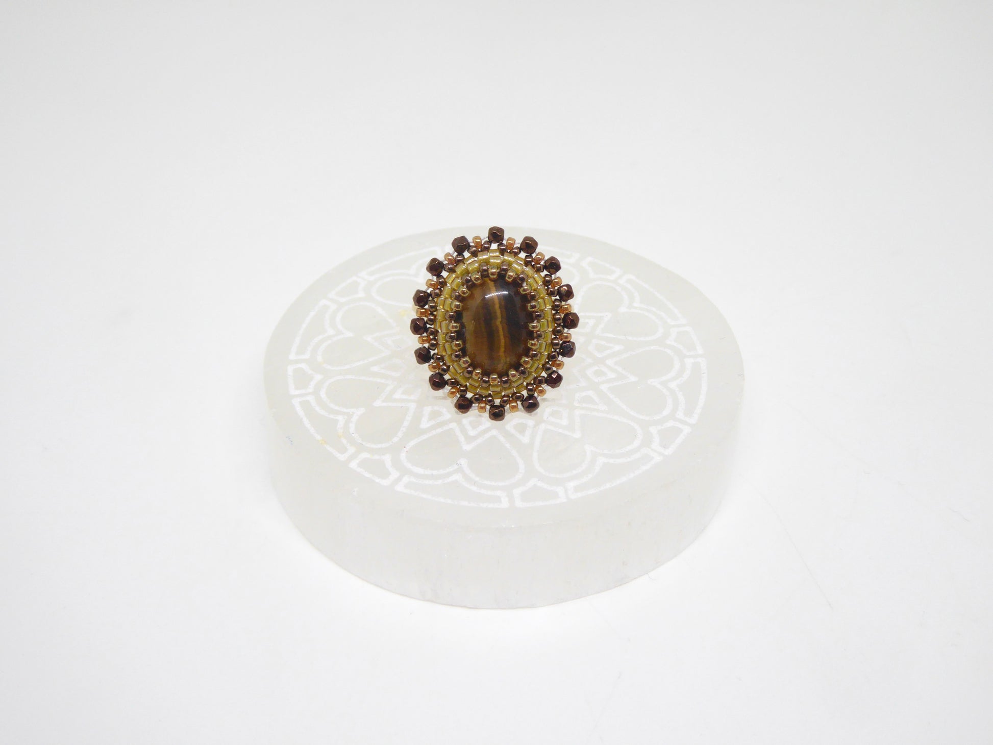 Détail bague Pondichery - pierre naturelle Oeil de tigre - tissage perles Miyuki - artisanat d'art Tiss'Mé