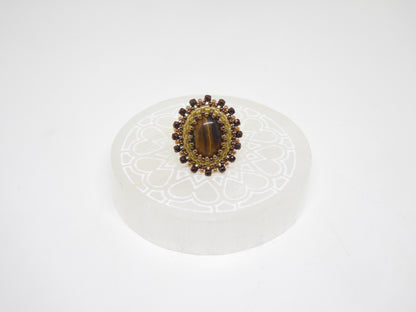 Détail bague Pondichery - pierre naturelle Oeil de tigre - tissage perles Miyuki - artisanat d'art Tiss'Mé