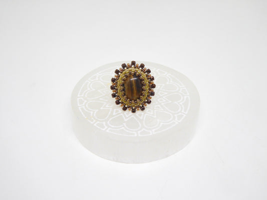 Détail bague Pondichery - pierre naturelle Oeil de tigre - tissage perles Miyuki - artisanat d'art Tiss'Mé