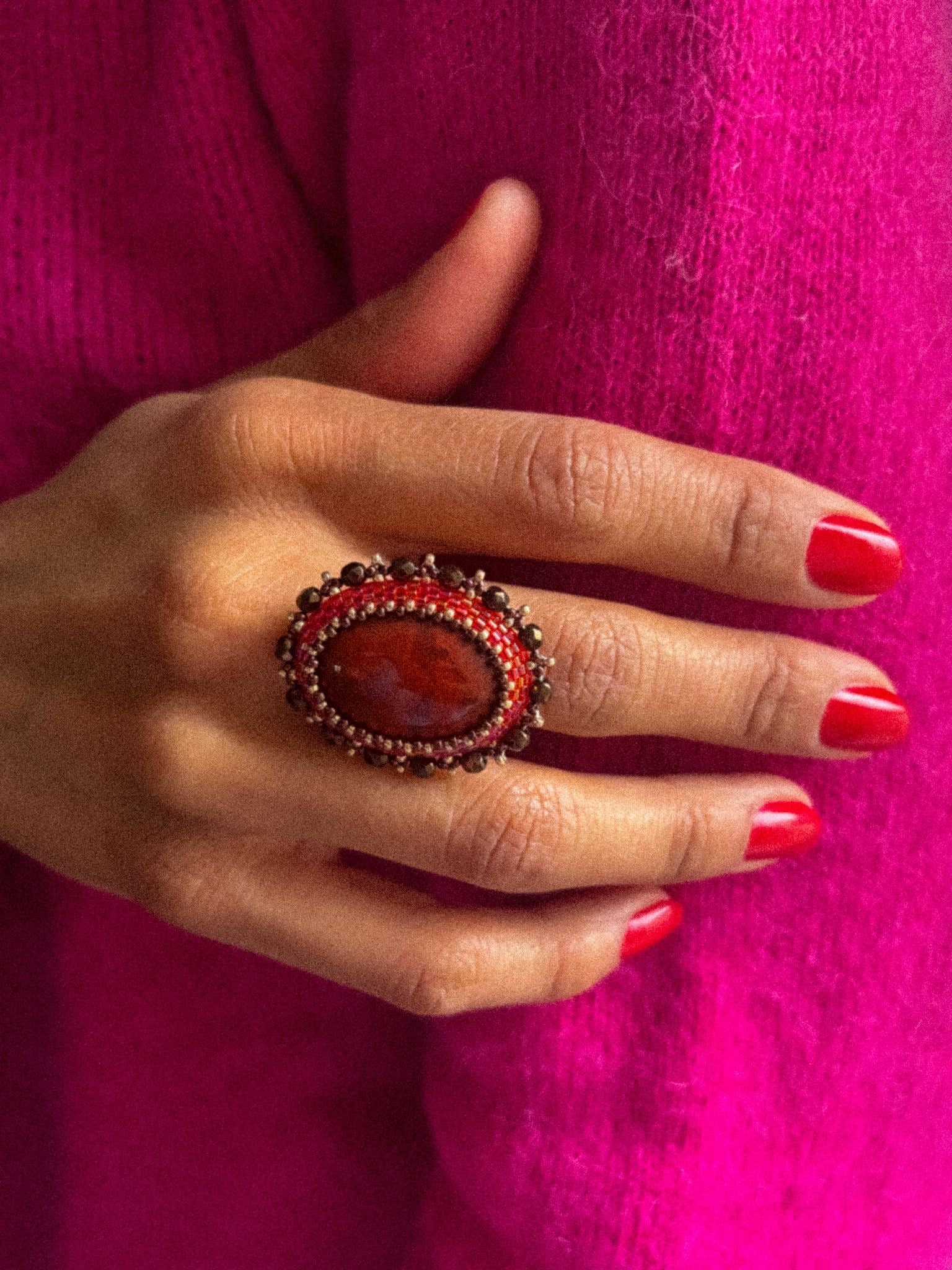 Bague Shanghai portée - Jaspe rouge - bijou artisanal Paris -Tiss'Mé