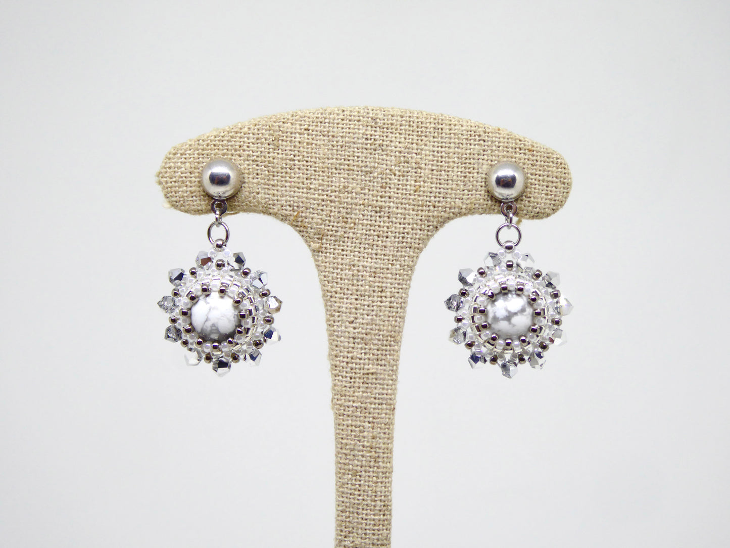 Boucles d’oreilles Jupiter - Tiss’Mé - pierre naturelle Howlite blanche - tissage perles Miyuki - argent 925/1000