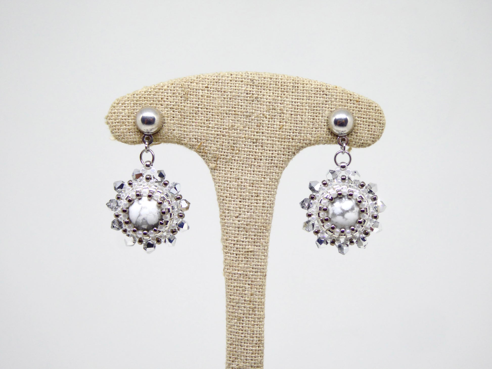 Boucles d’oreilles Jupiter - Tiss’Mé - pierre naturelle Howlite blanche - tissage perles Miyuki - argent 925/1000