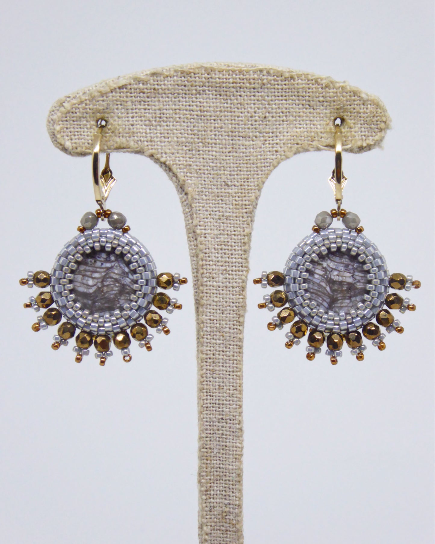 Verso boucles d'oreilles Chengdu - Tiss'Mé - sertissage minéral naturel Corail fossile - perles Miyuki