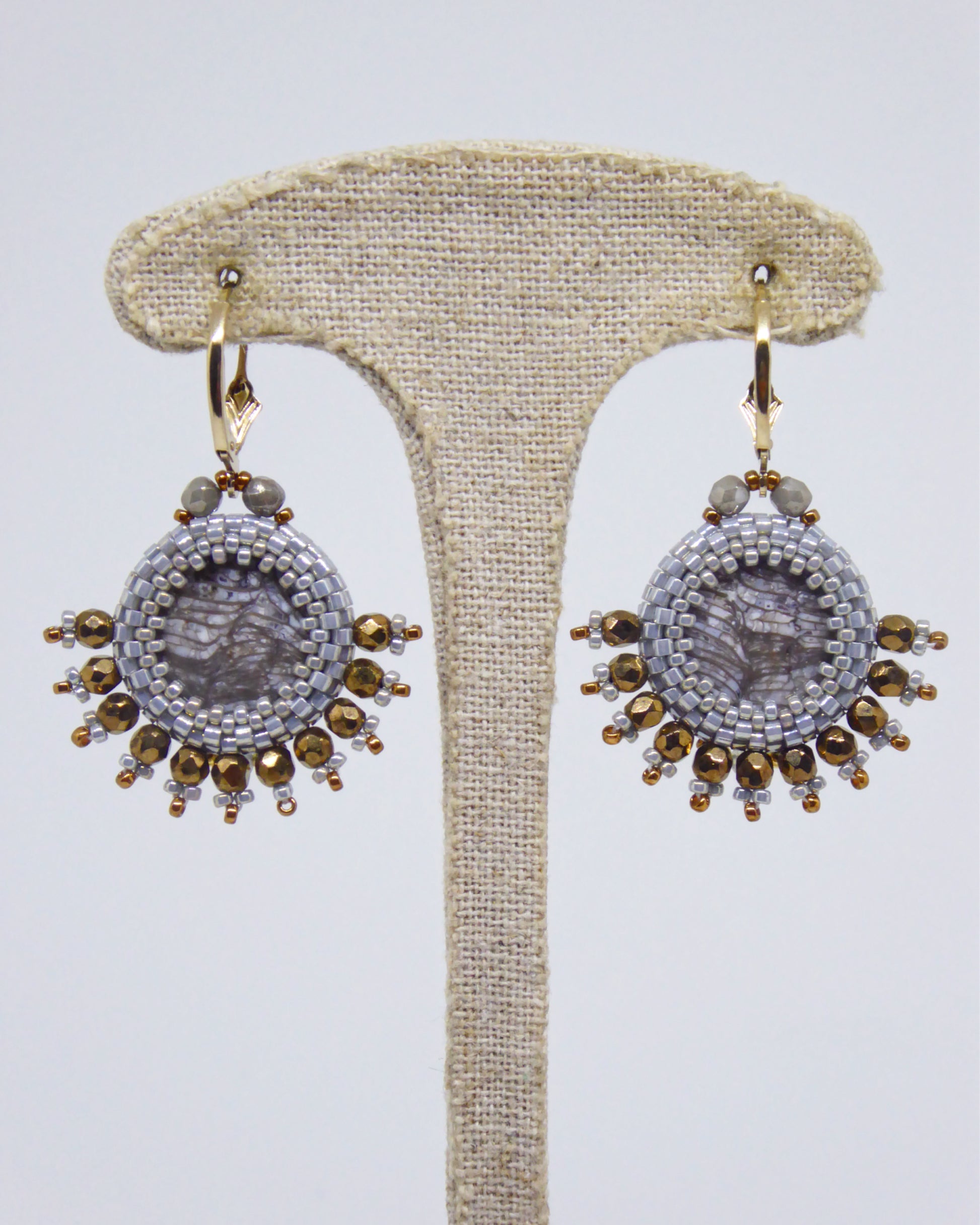Verso boucles d'oreilles Chengdu - Tiss'Mé - sertissage minéral naturel Corail fossile - perles Miyuki
