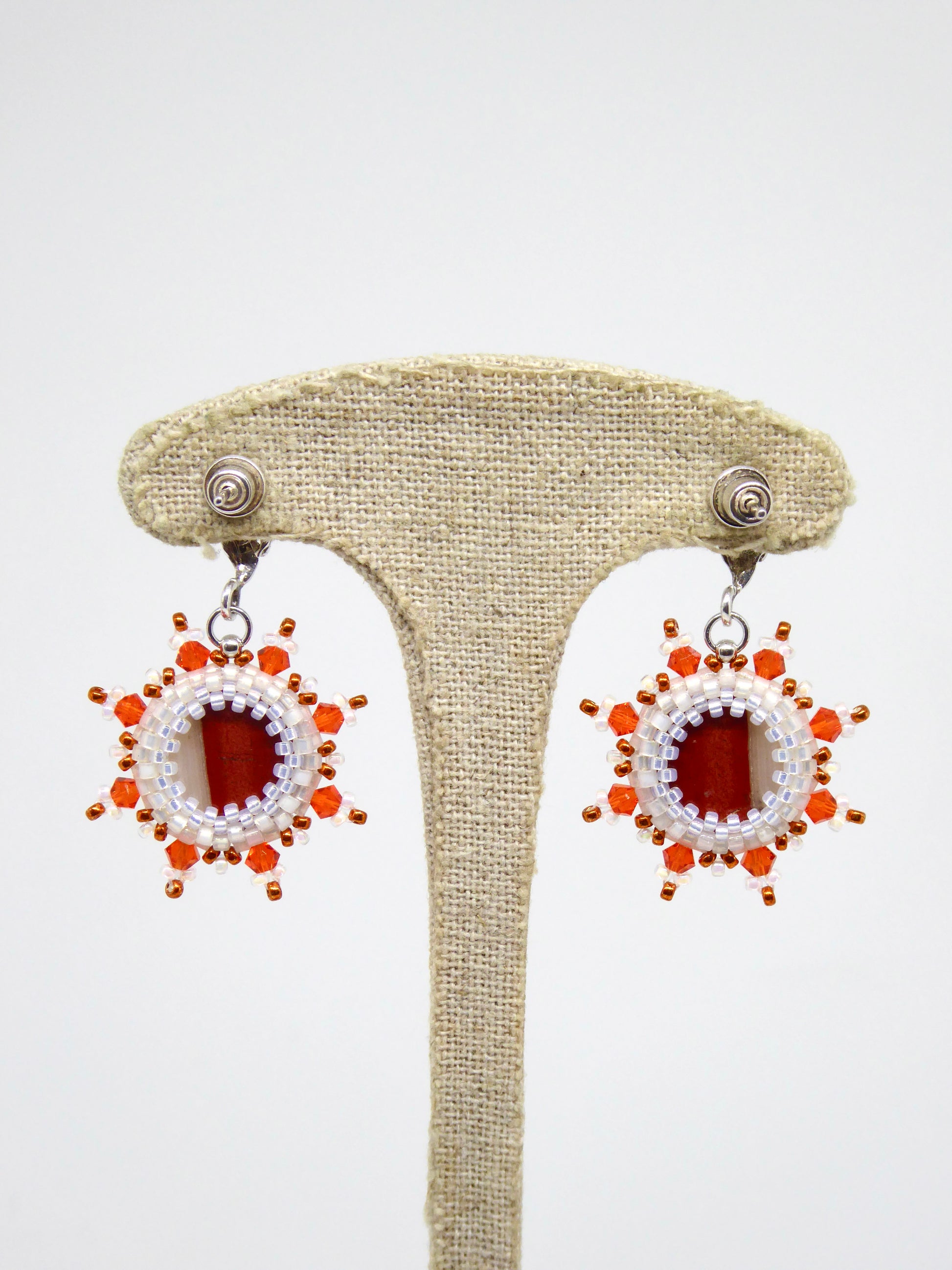 Verso boucles d'oreilles Roswell - Tiss'Mé - sertissage pierre naturelle Jaspe rouge blanc - perles Miyuki 