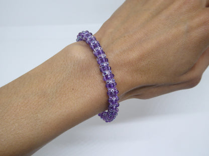 Bracelet perlé porté - pierre naturelle Améthyste et rocailles Miyuki - bijou artisanal tissé main à Paris - Tiss’Mé