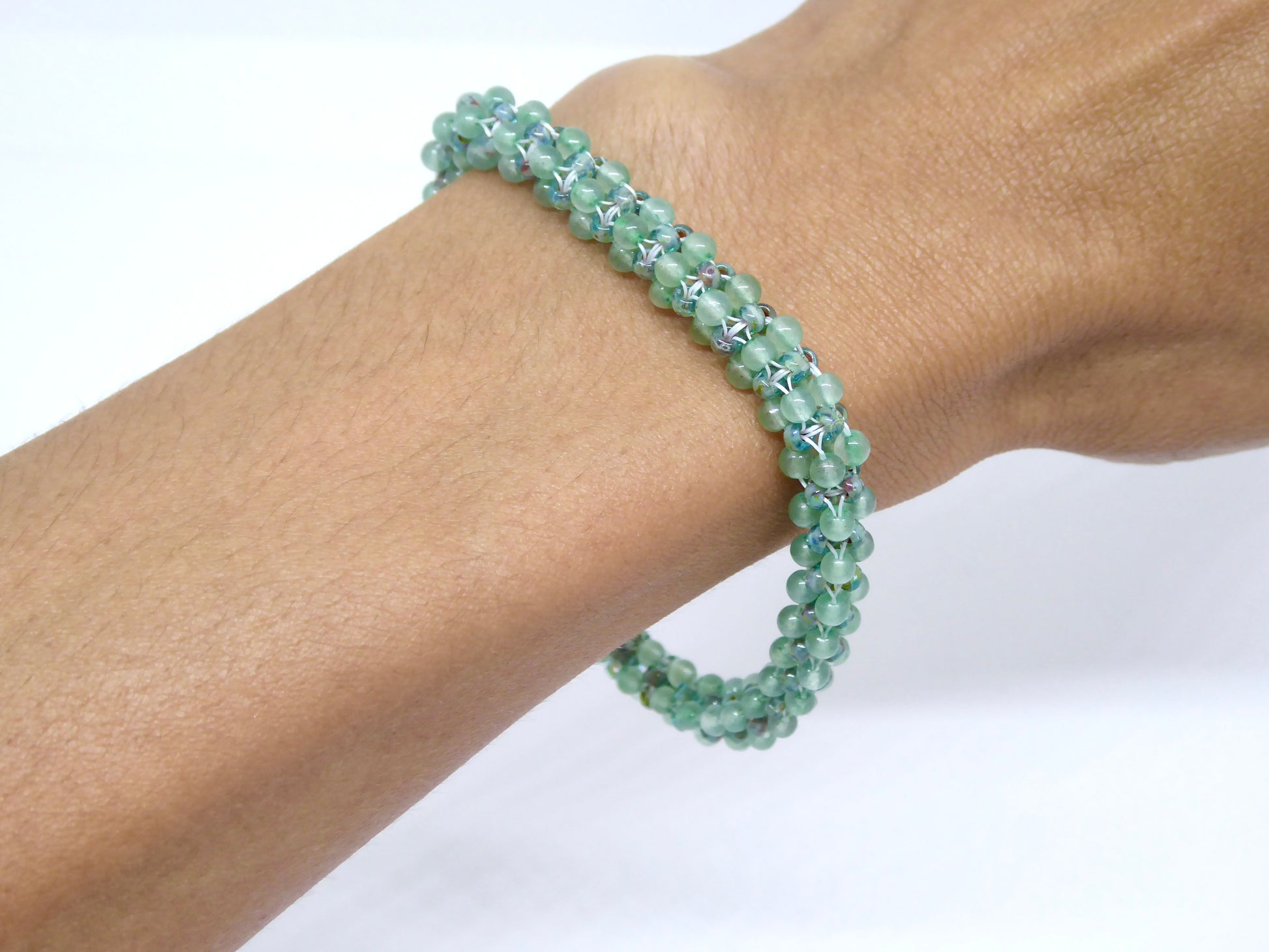 Bracelet perlé porté - pierre naturelle Aventurine verte - bijou artisanal tissé main à Paris - Tiss’Mé