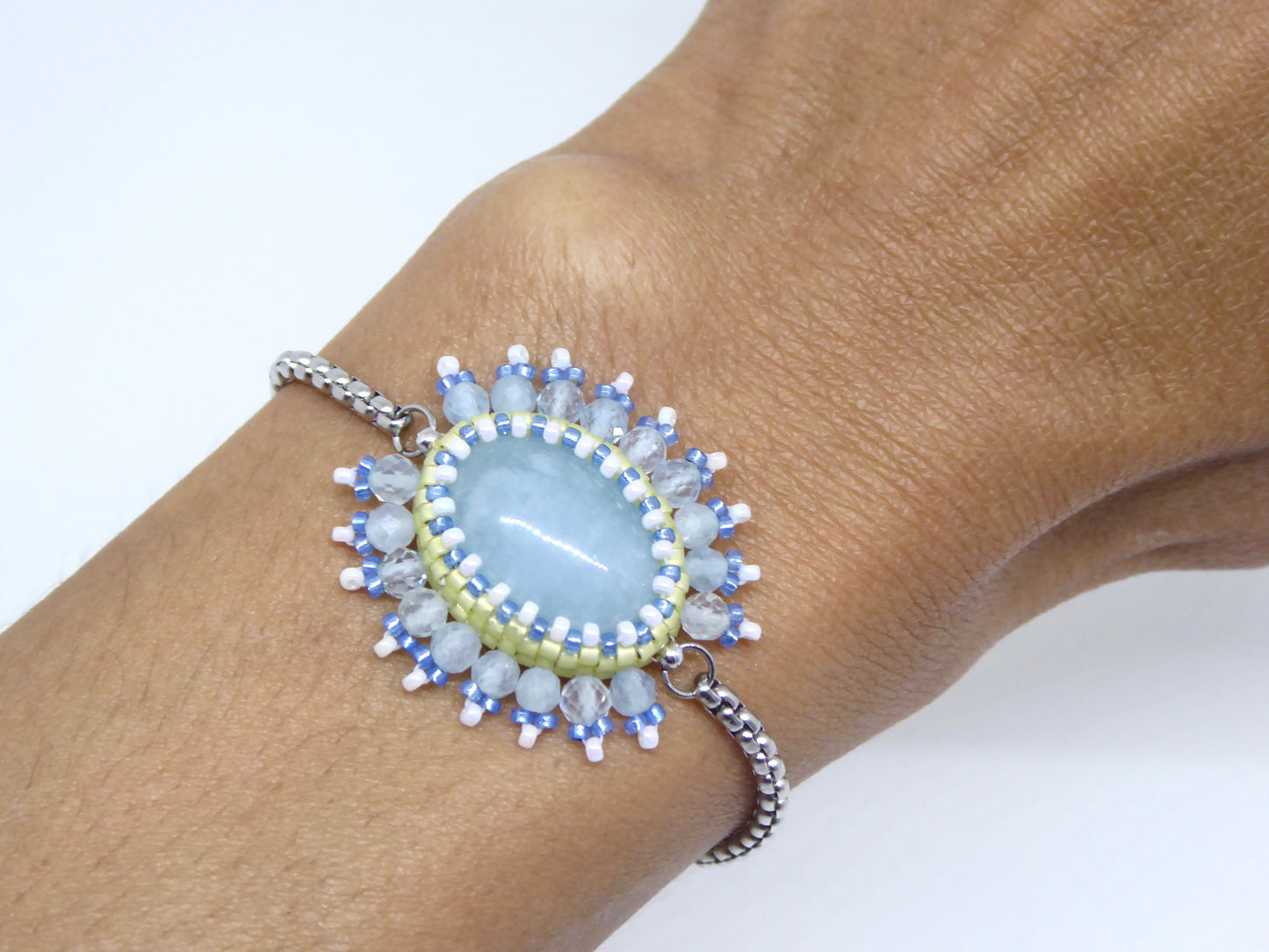 Bracelet Baikal porté - Aigue marine -bijou artisanal Paris - Tiss’Mé