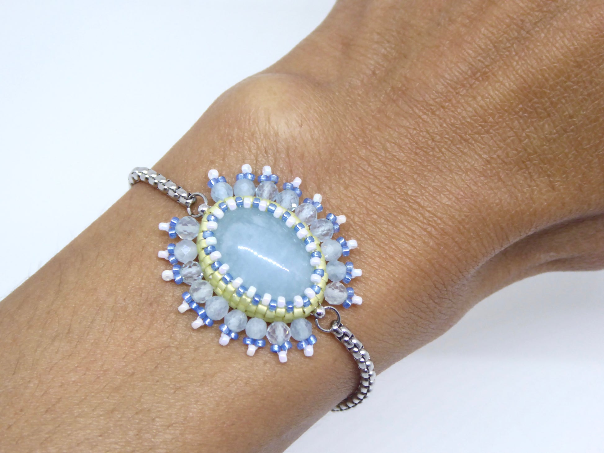 Bracelet Baikal porté - Aigue marine -bijou artisanal Paris - Tiss’Mé