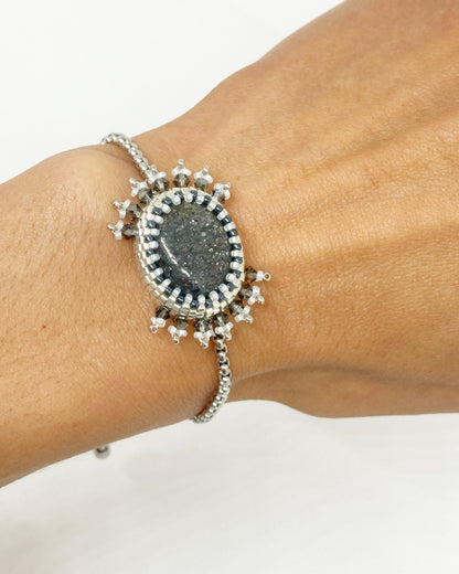 Bracelet Bangalore porté - Quartz à graphite - bijou artisanal Paris - Tiss'Mé