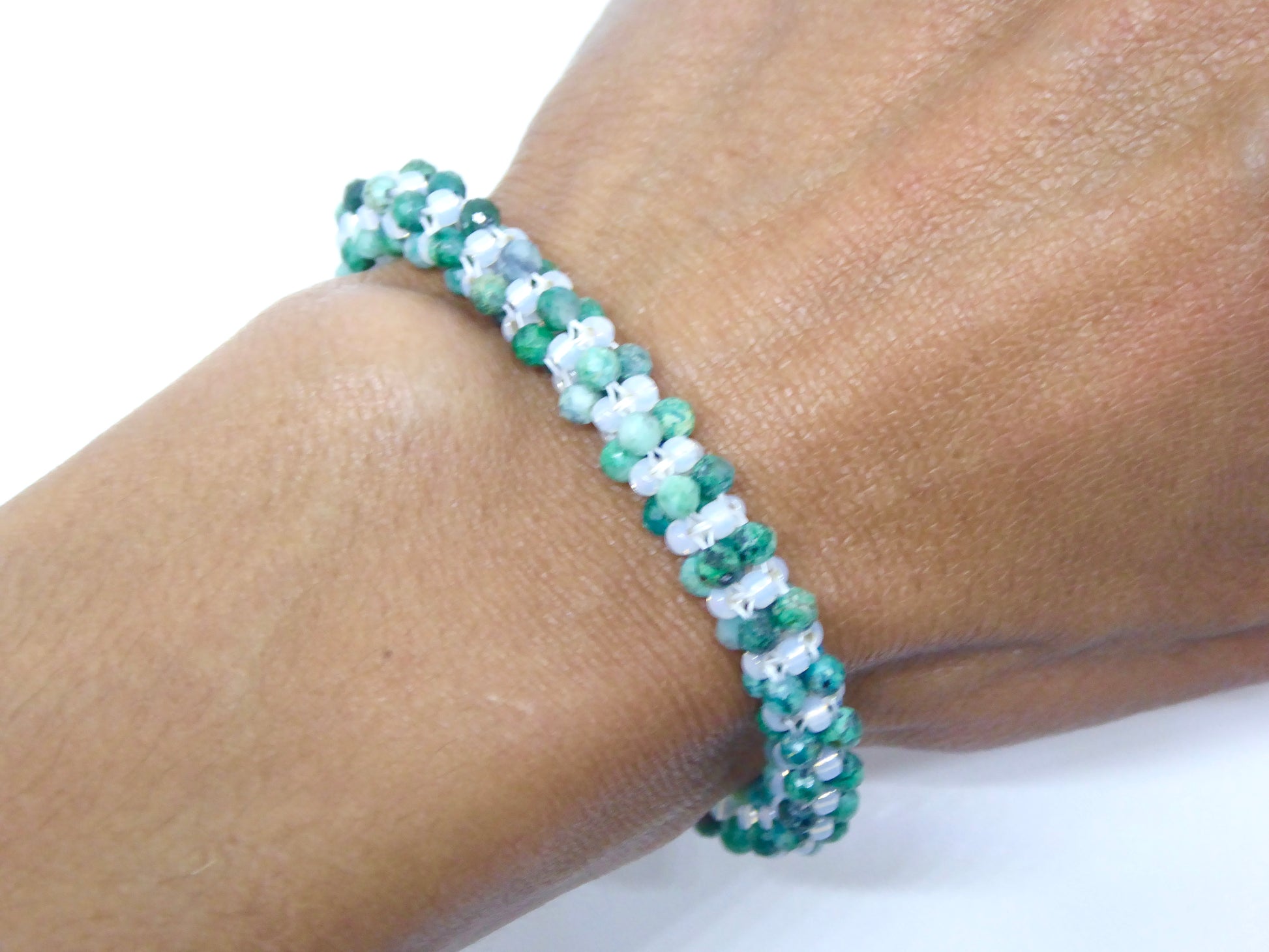 Bracelet perlé porté - pierre naturelle Chrysocolle et rocailles Miyuki - bijou artisanal tissé main à Paris - Tiss’Mé