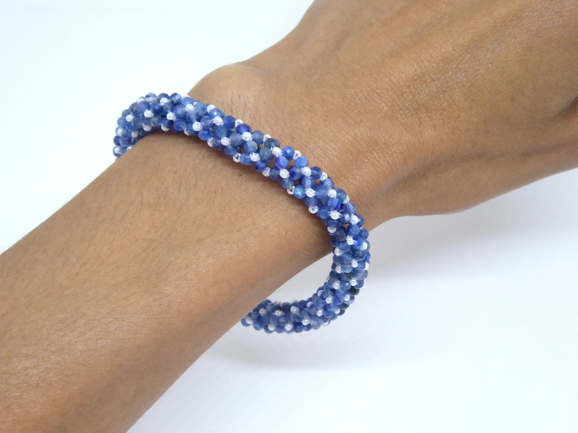 Bracelet perlé porté - pierre naturelle Cyanite ou Kyanite et rocailles Miyuki - bijou artisanal tissé main à Paris - Tiss’Mé