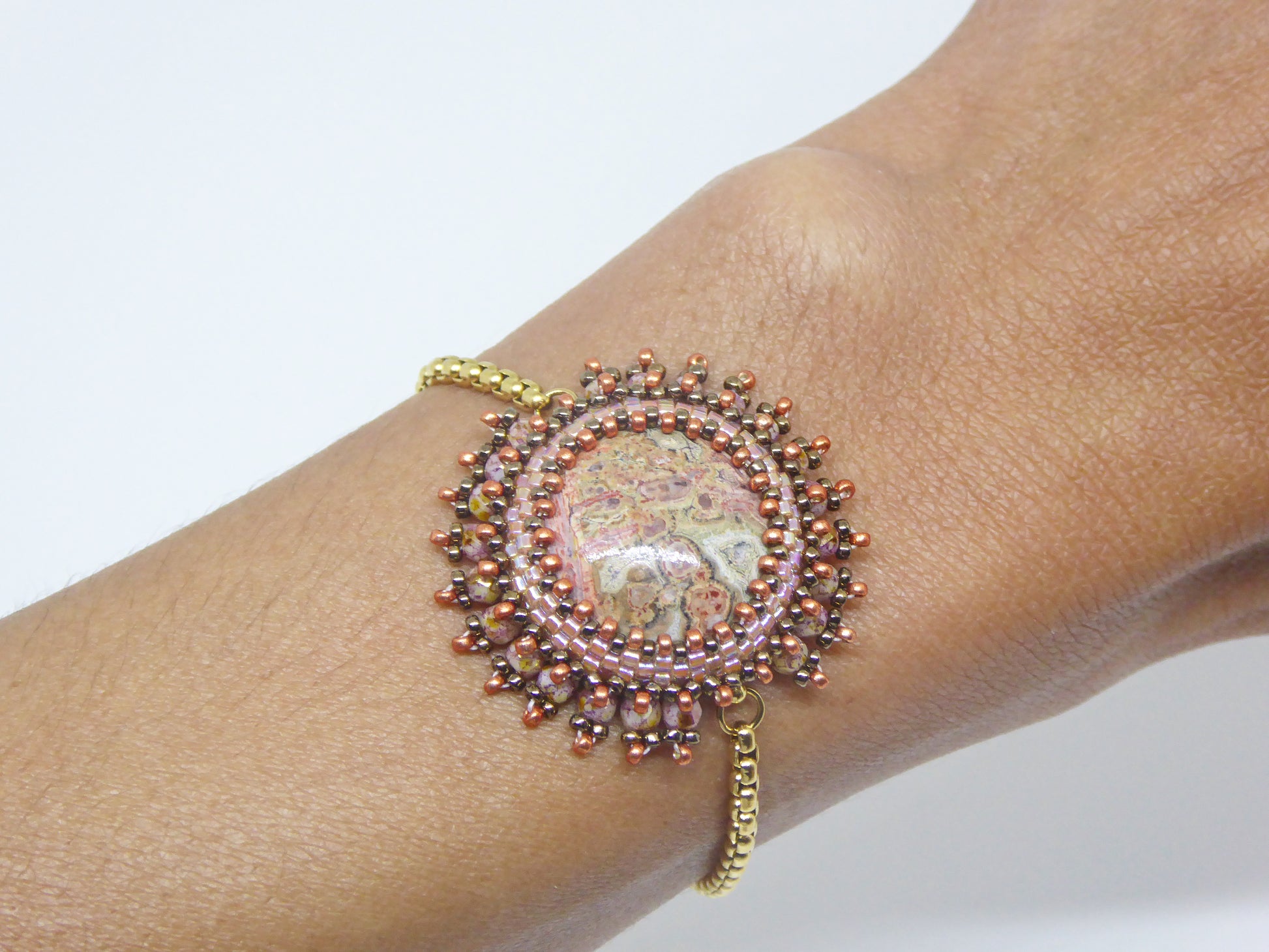 Bracelet Gonder porté - Jaspe orbiculaire - bijou artisanal Paris - Tiss’Mé