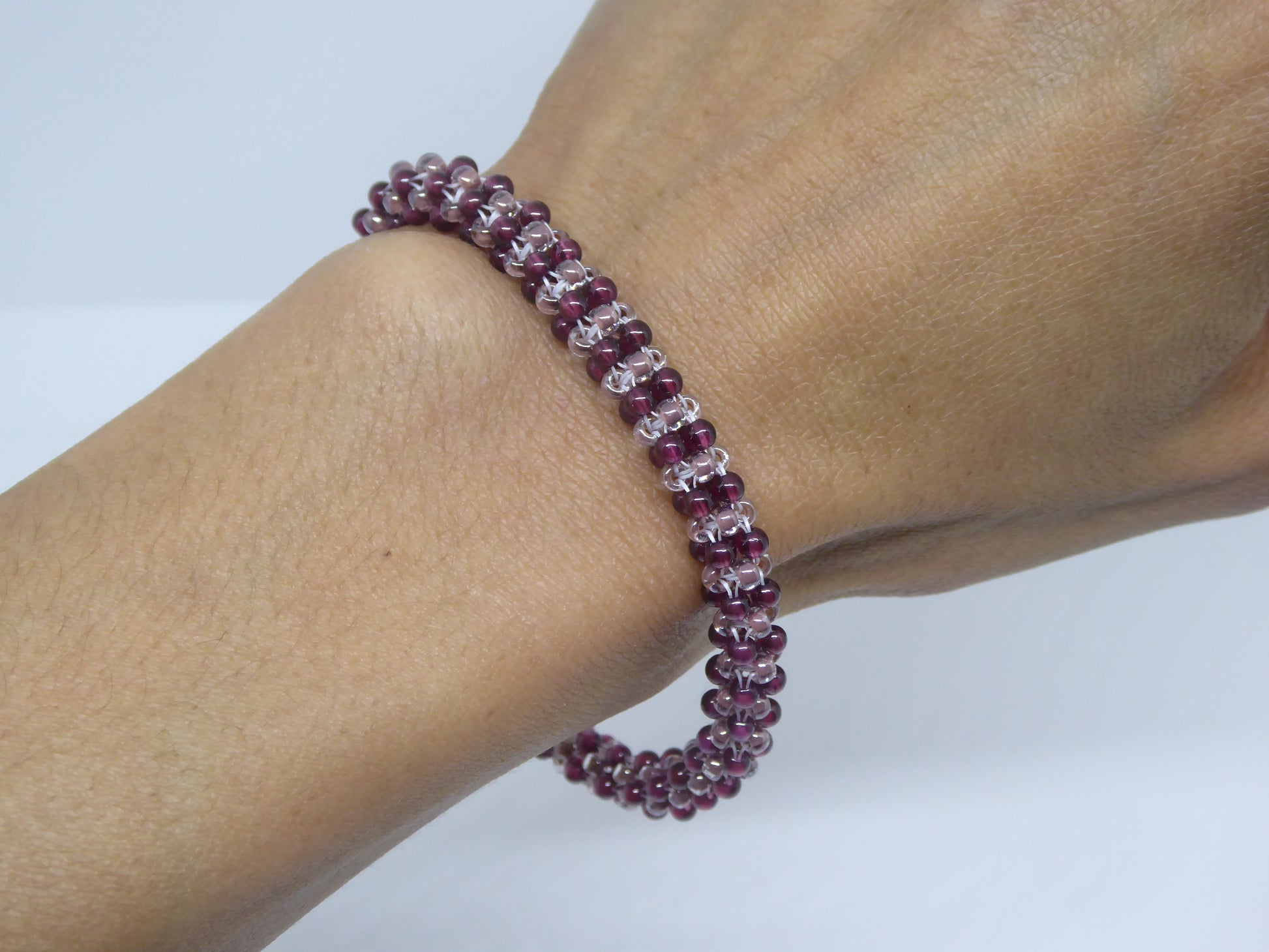 Bracelet perlé porté - pierre naturelle Grenat - bijou artisanal tissé main à Paris - Tiss’Mé