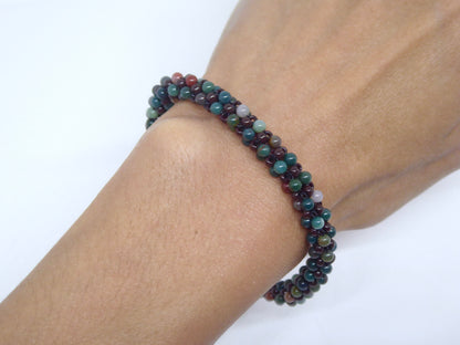 Bracelet perlé porté - pierre naturelle Héliotrope (Jaspe sanguin) et rocailles Miyuki - bijou artisanal tissé main à Paris - Tiss’Mé