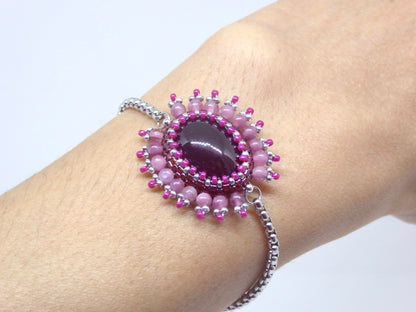 Bracelet Manakara porté - Grenat -bijou artisanal Paris - Tiss’Mé