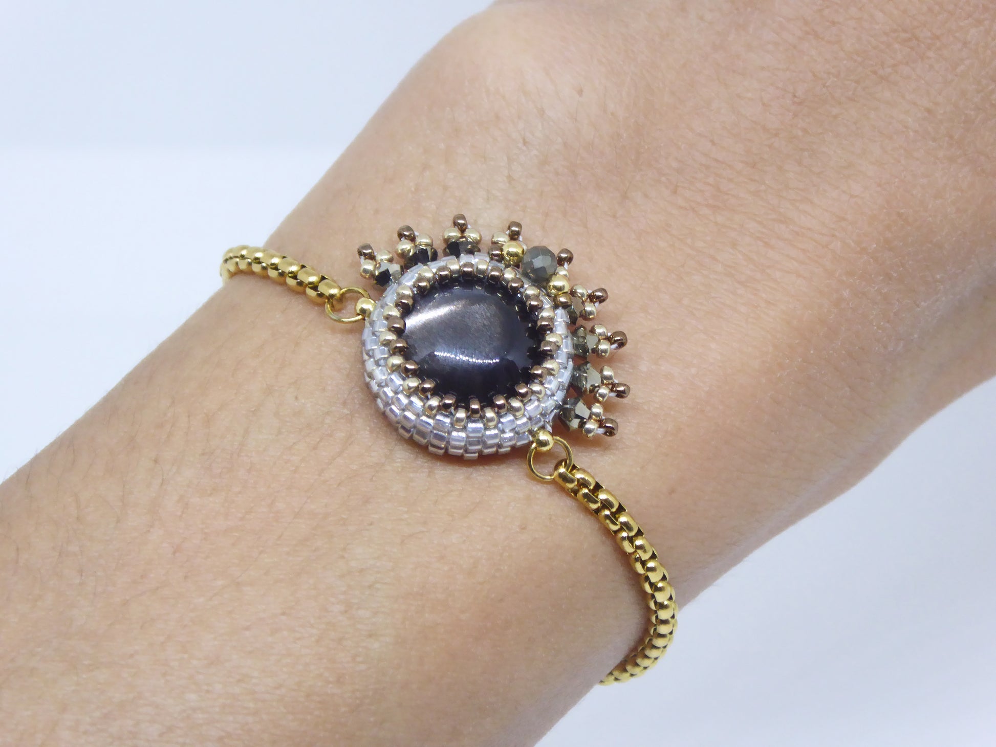 Bracelet Morombe porté - Pierre de Lune noire - bijou artisanal Paris - acier inoxydable - Tiss’Mé