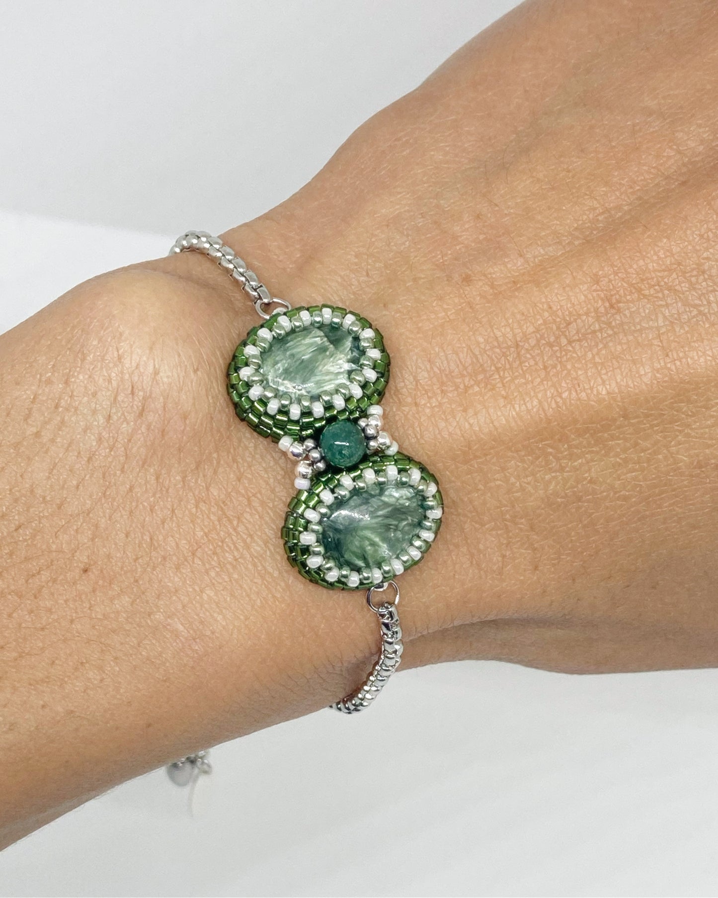 Bracelet Moscou porté - Séraphinite - bijou artisanal Paris - Tiss’Mé