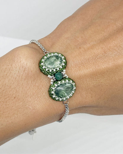 Bracelet Moscou porté - Séraphinite - bijou artisanal Paris - Tiss’Mé