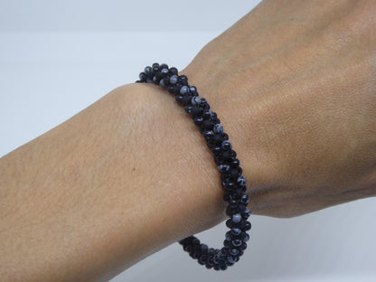 Bracelet perlé porté - pierre naturelle Obsidienne à flocons - bijou artisanal tissé main à Paris - Tiss’Mé