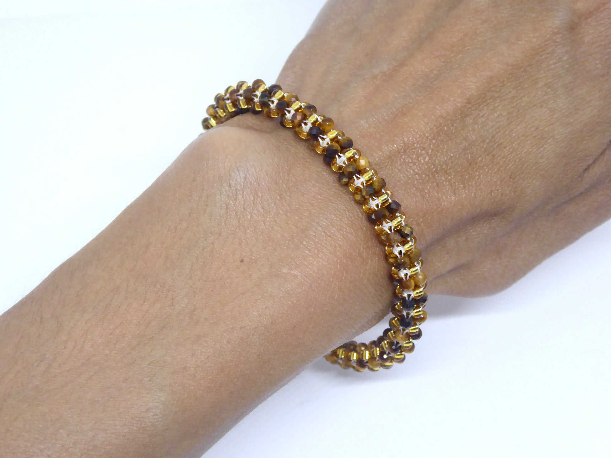 Bracelet perlé porté - pierre naturelle Oeil de Tigre et rocailles Miyuki - bijou artisanal tissé main à Paris - Tiss’Mé