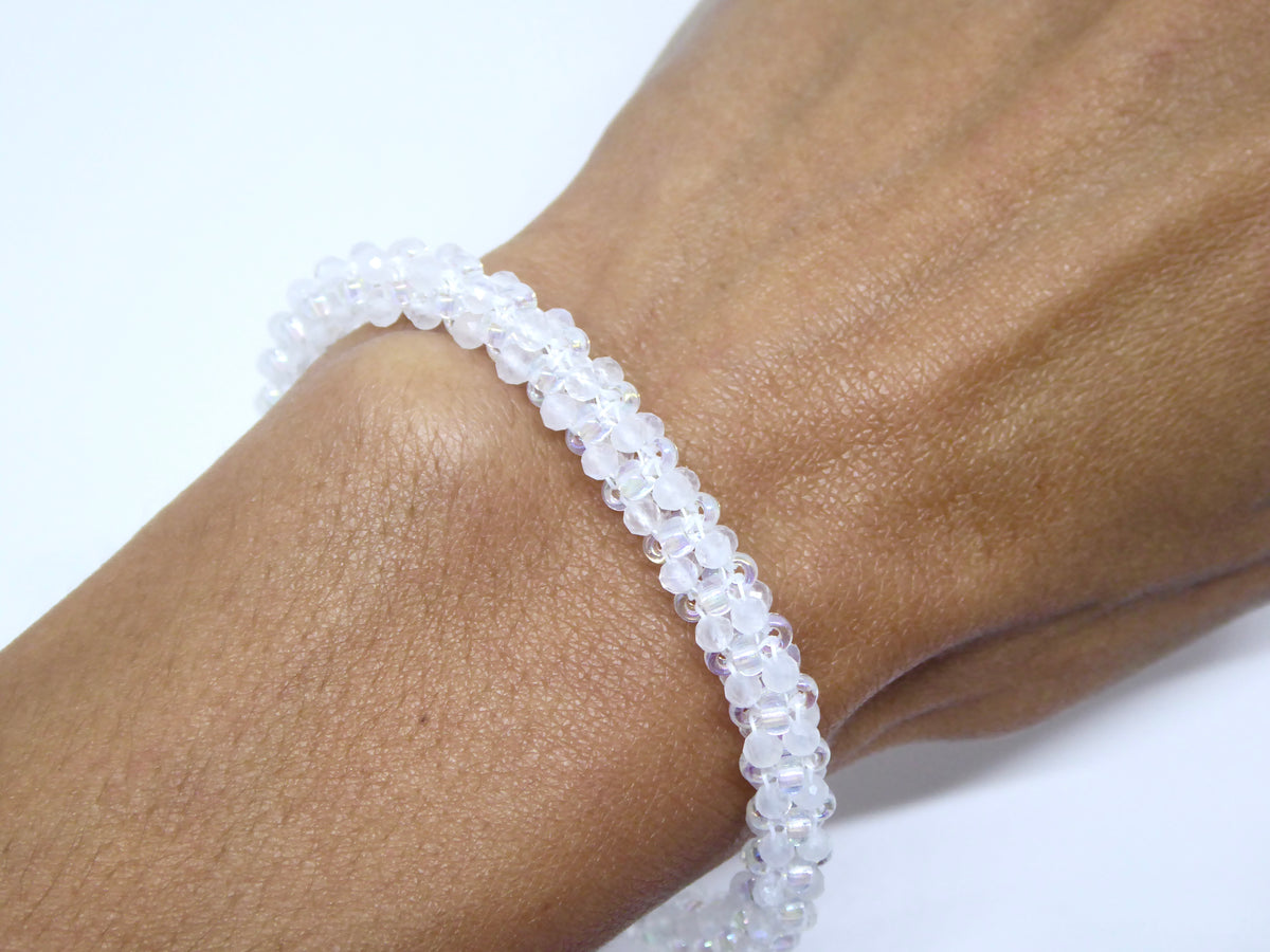 Bracelet perlé porté 16cm - pierre naturelle Pierre de Lune et rocailles Miyuki - bijou artisanal tissé main à Paris - Tiss’Mé