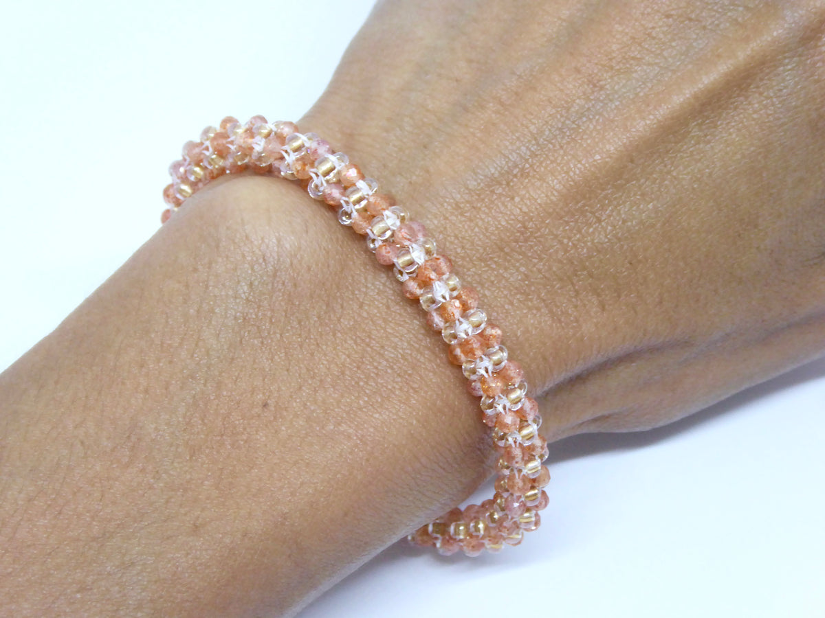 Bracelet perlé porté 16cm - pierre naturelle Pierre de Soleil et rocailles Miyuki - bijou artisanal tissé main à Paris - Tiss’Mé