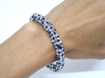 Bracelet perlé porté - pierre naturelle Quartz rutile et rocailles Miyuki - bijou artisanal tissé main à Paris - Tiss’Mé