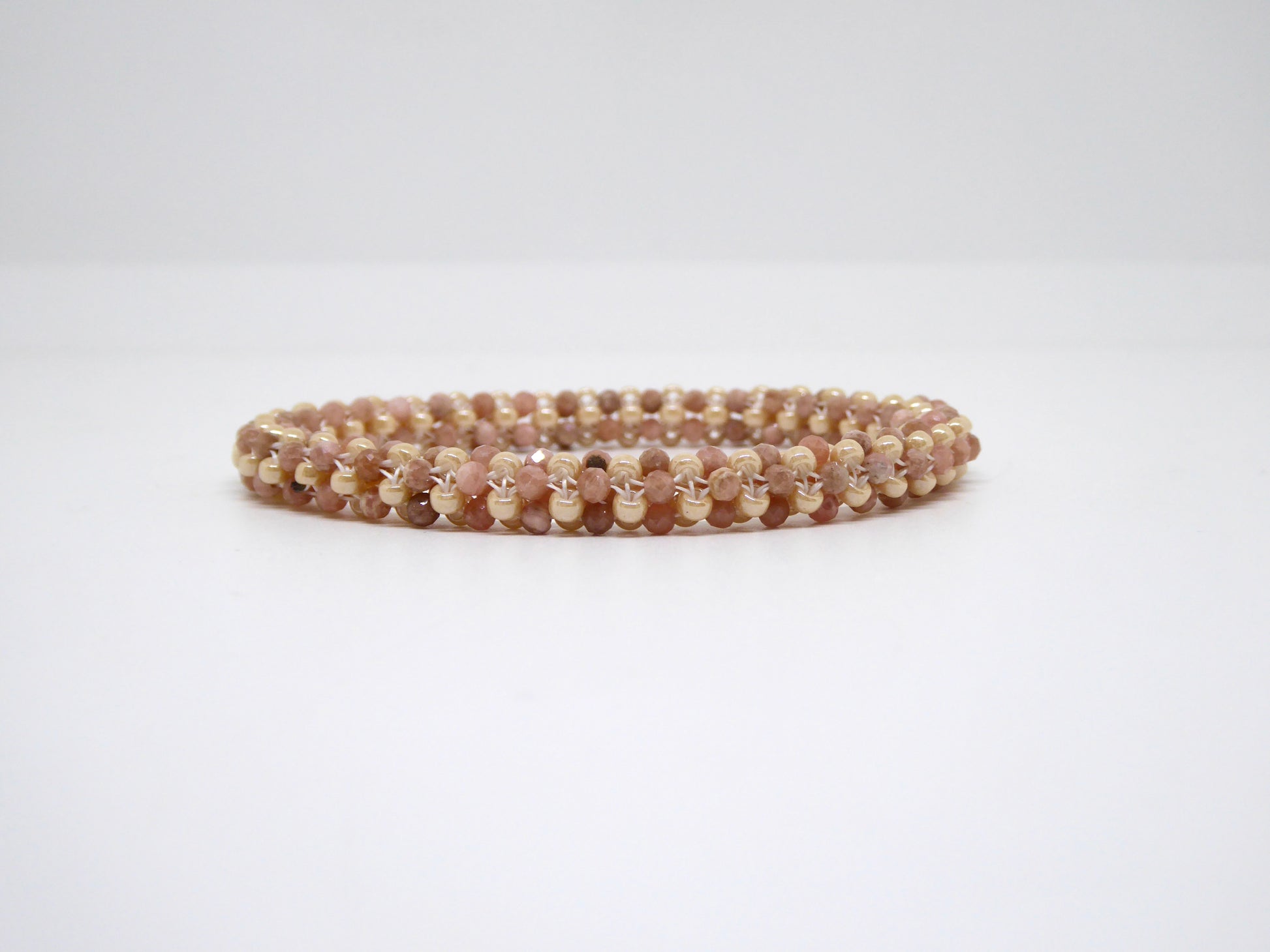 Bracelet perlé Tiss’Mé - pierre naturelle Rhodochrosite et rocailles Miyuki - tissage perles fil et aiguille - artisanat d'art