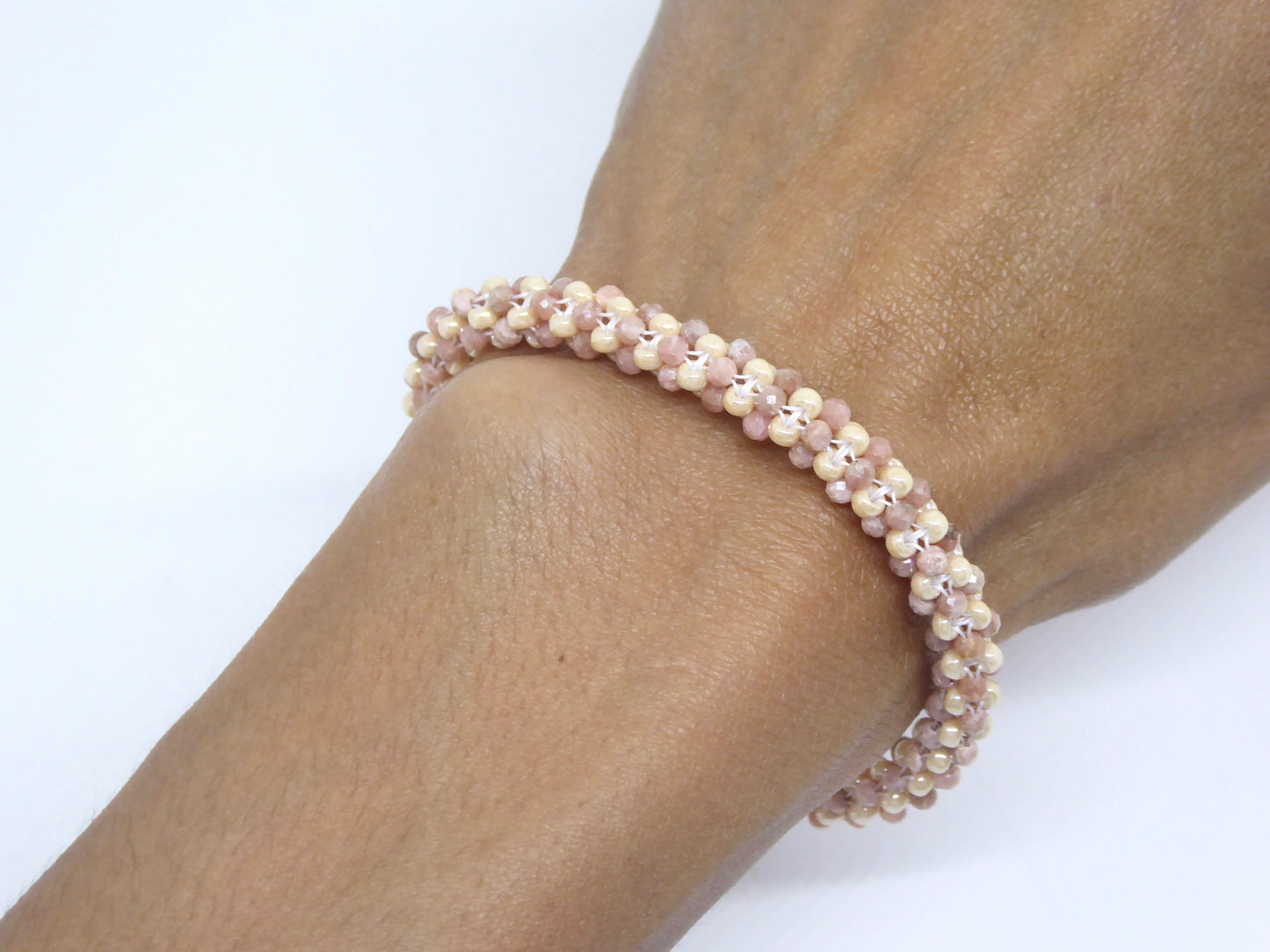 Bracelet perlé porté - pierre naturelle Rhodochrosite et rocailles Miyuki - bijou artisanal tissé main à Paris - Tiss’Mé