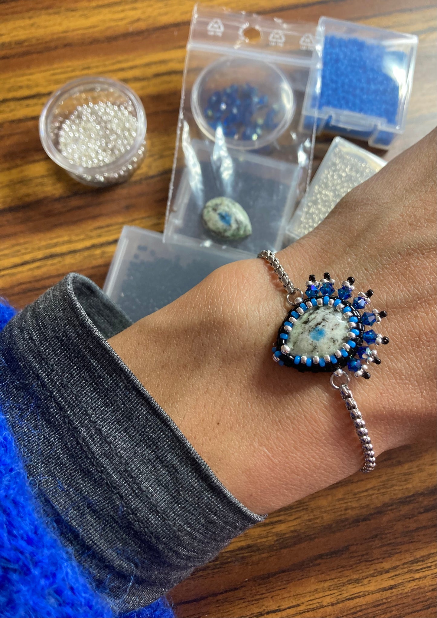 Bracelet Skardu porté - Jaspe K2 - bijou artisanal Paris - Tiss’Mé