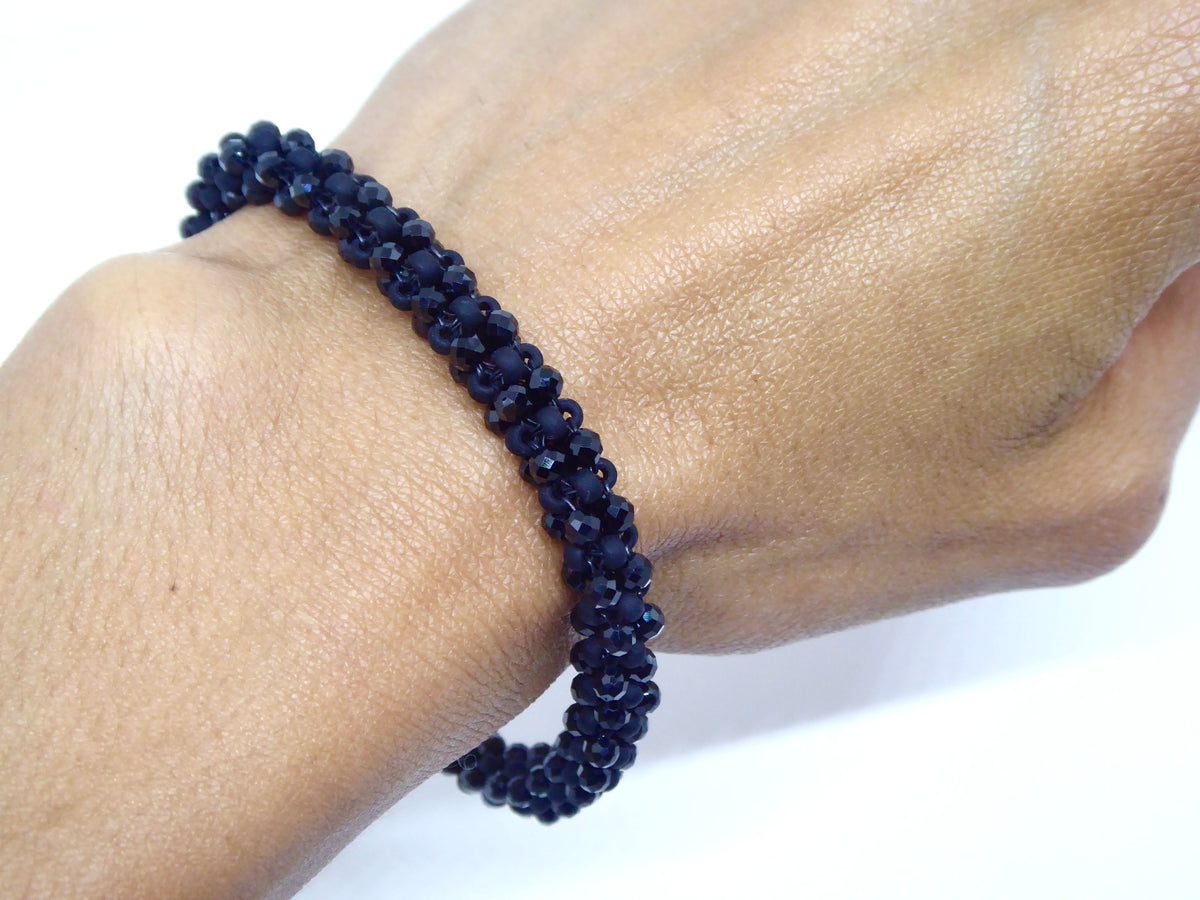 Bracelet perlé porté 18cm - pierre naturelle Spinelle noire et rocailles Miyuki - bijou artisanal tissé main à Paris - Tiss’Mé