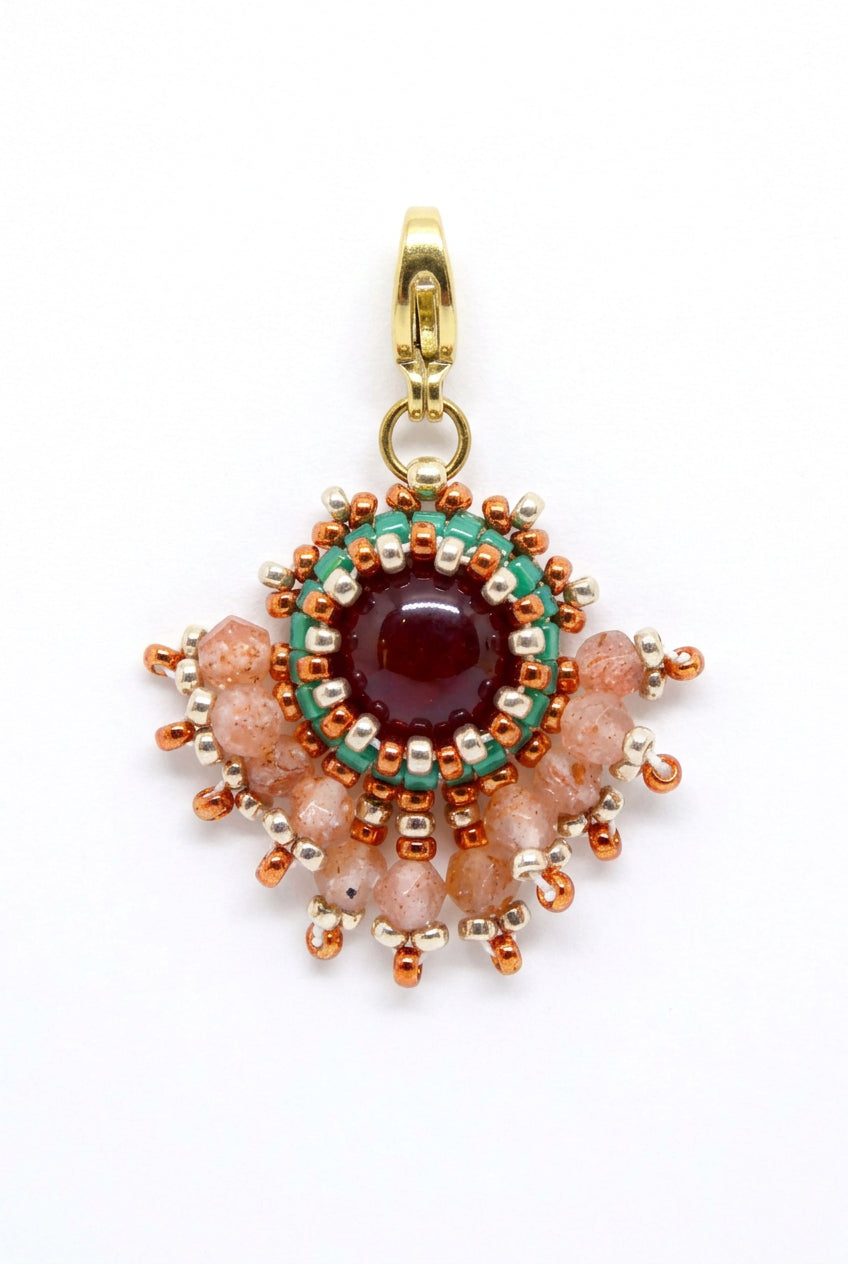 Charm/pendentif pierre naturelle Cornaline - artisanat paris - fait main - sertissage perles miyuki - Tiss'Mé bijoux 