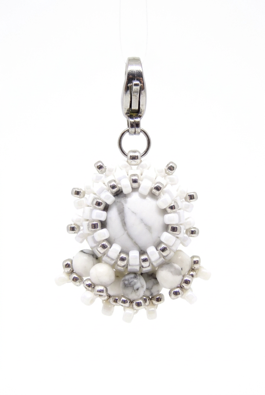 Charm/pendentif pierre naturelle Howlite blanche - Tiss'Mé bijoux - artisanat parisien - fait main sertissage perles Miyuki
