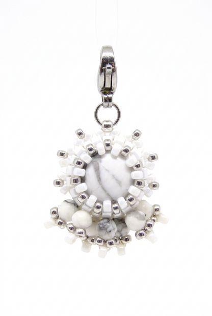 Charm/pendentif pierre naturelle Howlite blanche - Tiss'Mé bijoux - artisanat parisien - fait main sertissage perles Miyuki