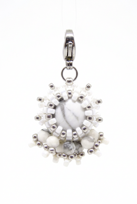 Charm/pendentif pierre naturelle Howlite blanche - Tiss'Mé bijoux - artisanat parisien - fait main sertissage perles Miyuki